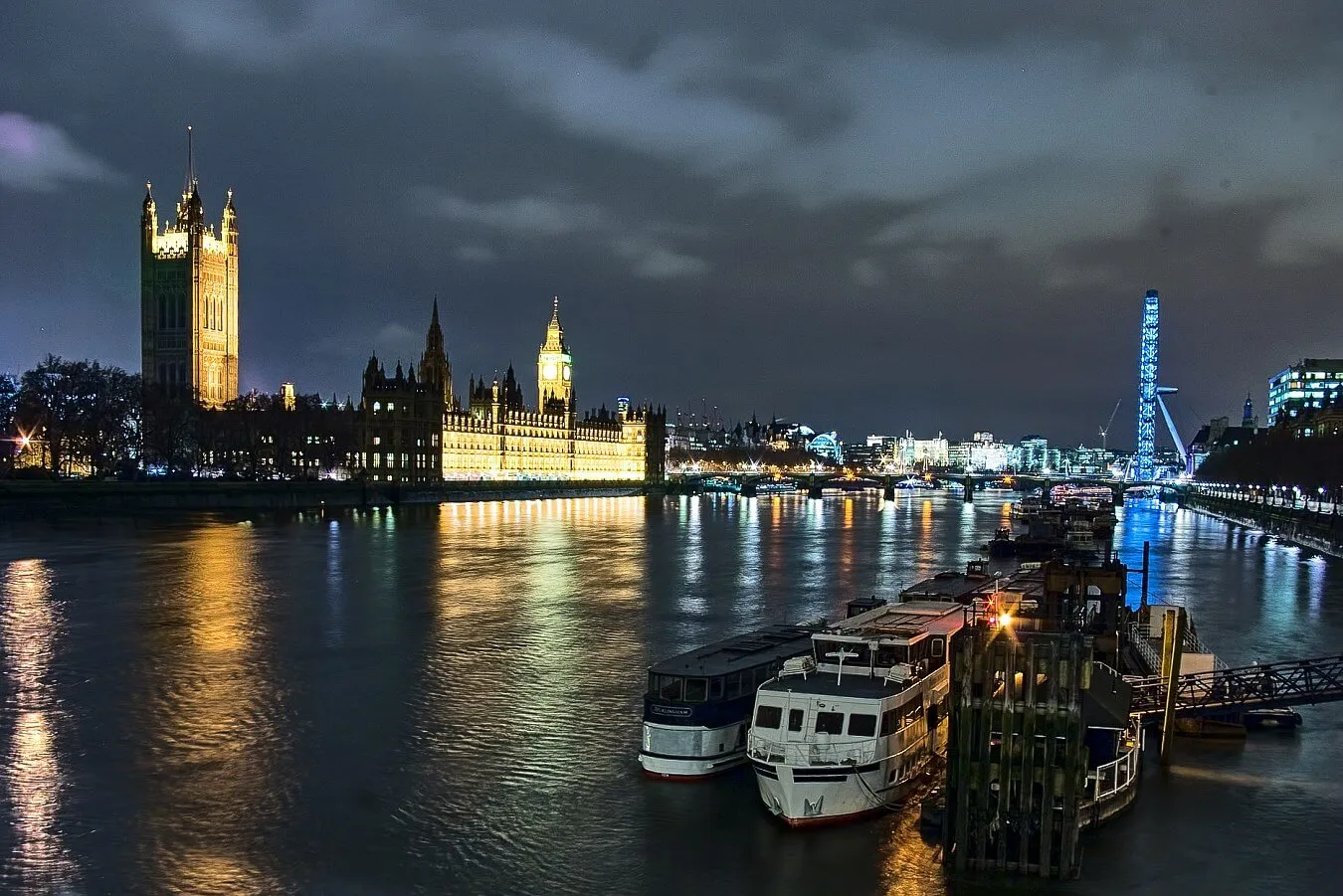 Parlament i Big Ben wieczorem — widok z South Bank w Londynie