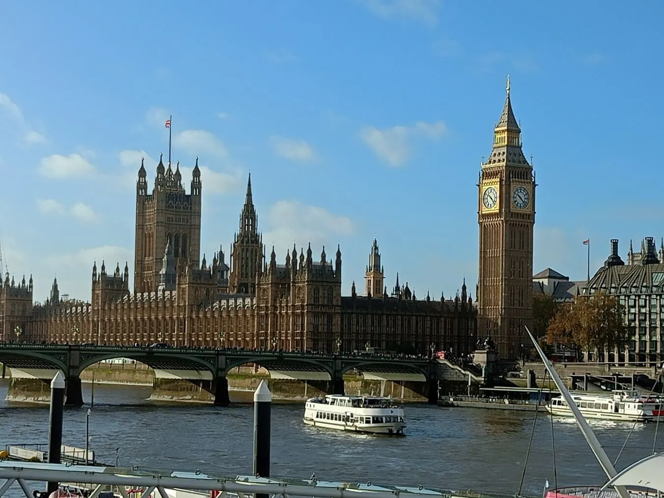 Parlament i Big Ben nad Tamizą w Londynie w słoneczny dzień