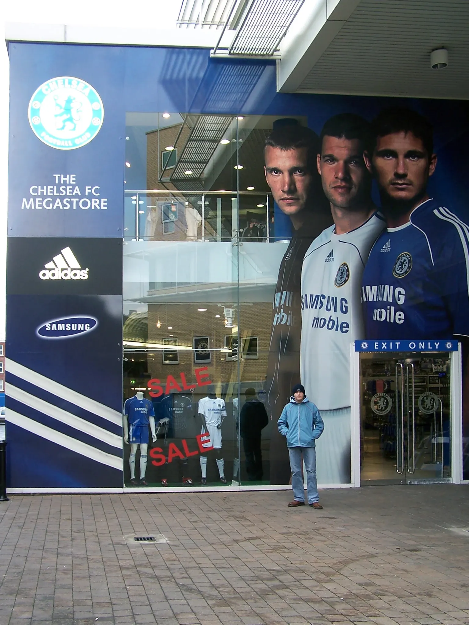 Chelsea FC Megastore przy stadionie Stamford Bridge w Londynie — sklep kibica