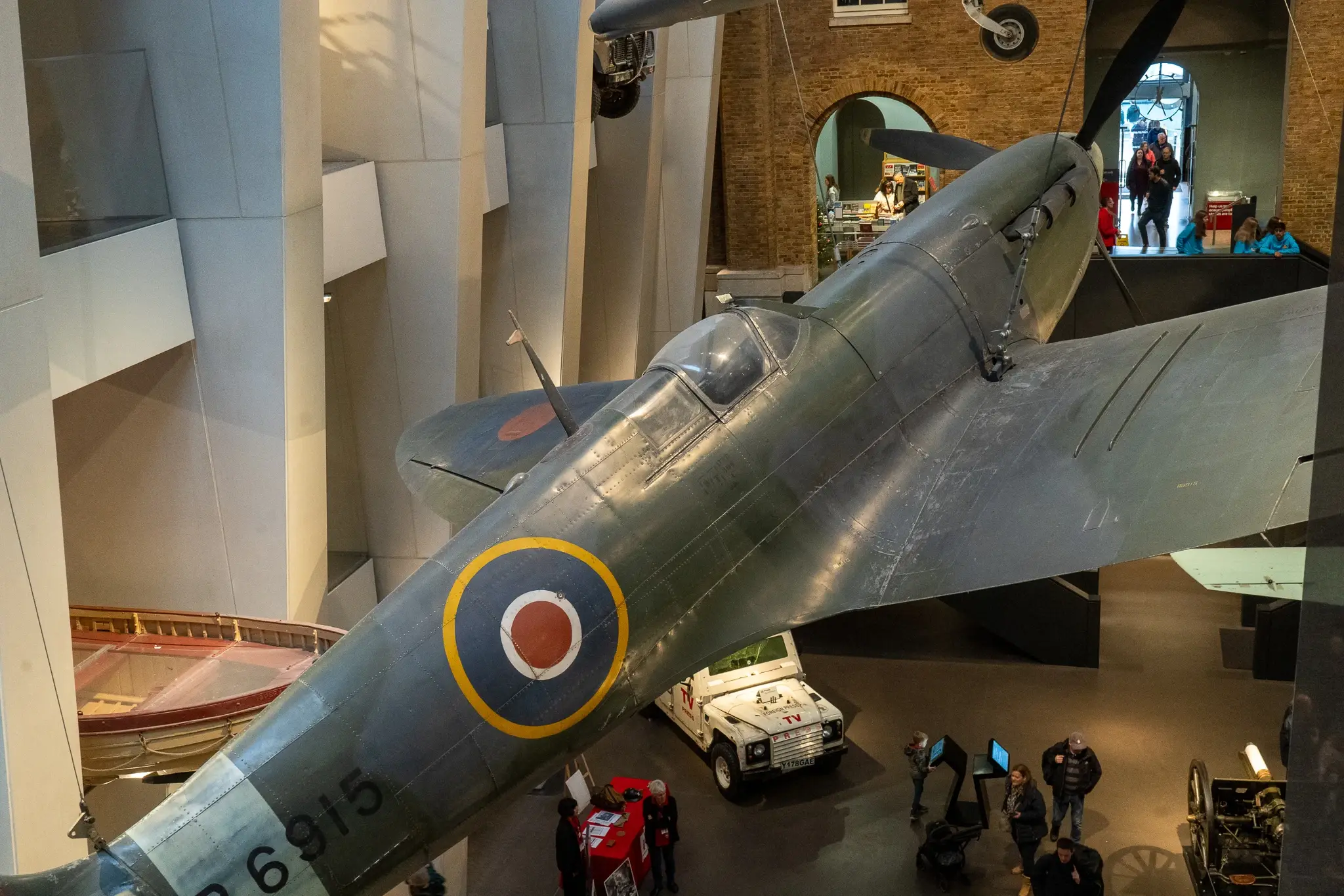 Supermarine Spitfire podwieszony w holu Imperialnego Muzeum Wojny w Londynie