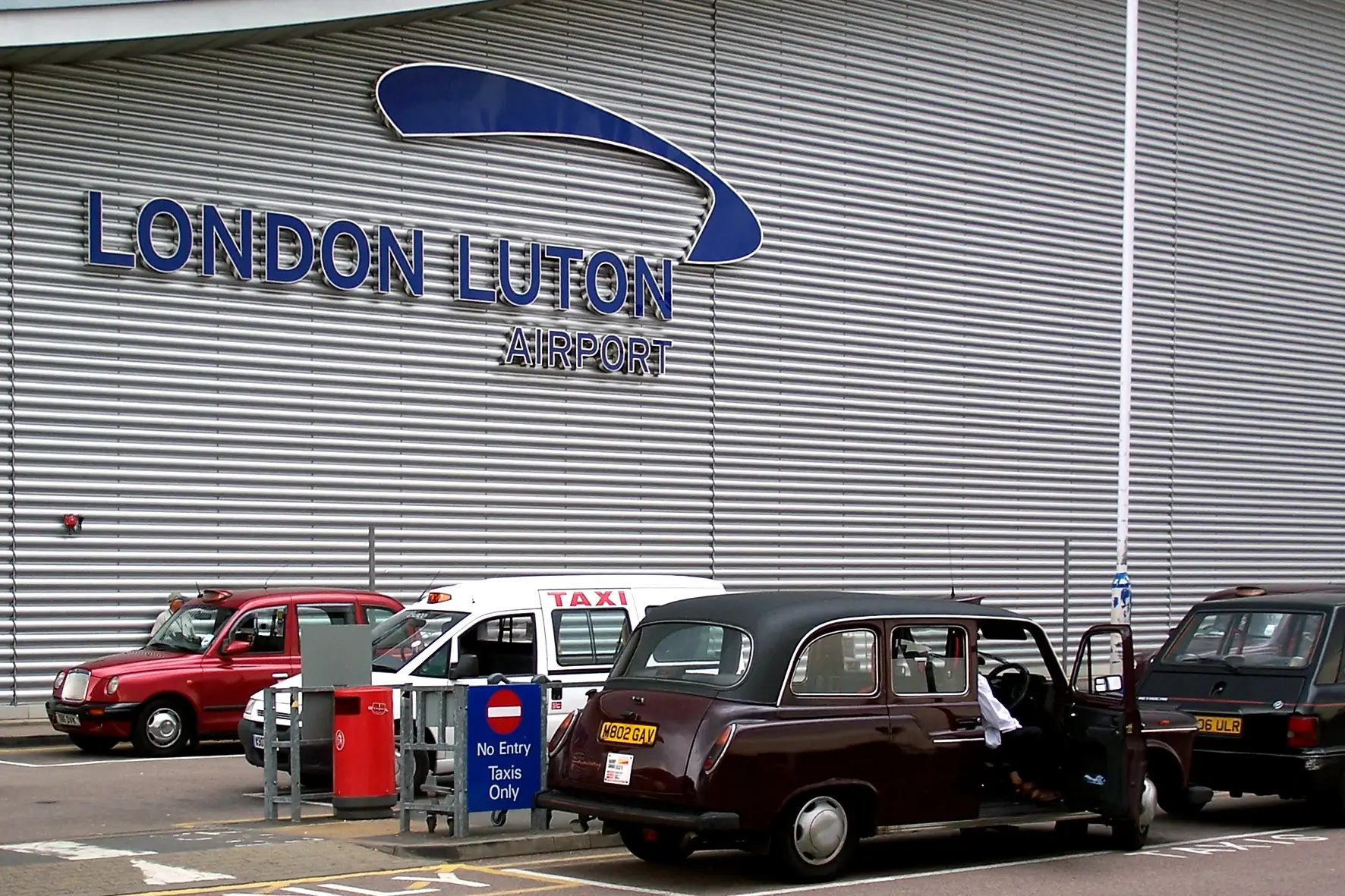 Taksówki przy terminalu lotniska London Luton — odlot do Polski
