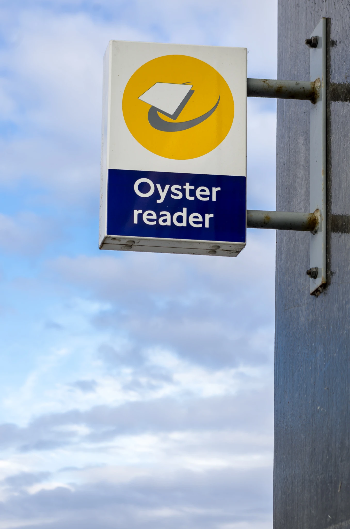 Czytnik Oyster card na stacji metra — transport po Londynie bez samochodu