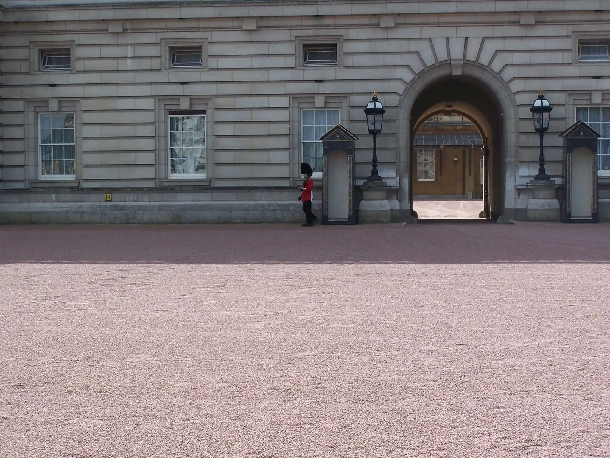 Gwardzista królewski przed Pałacem Buckingham w Londynie