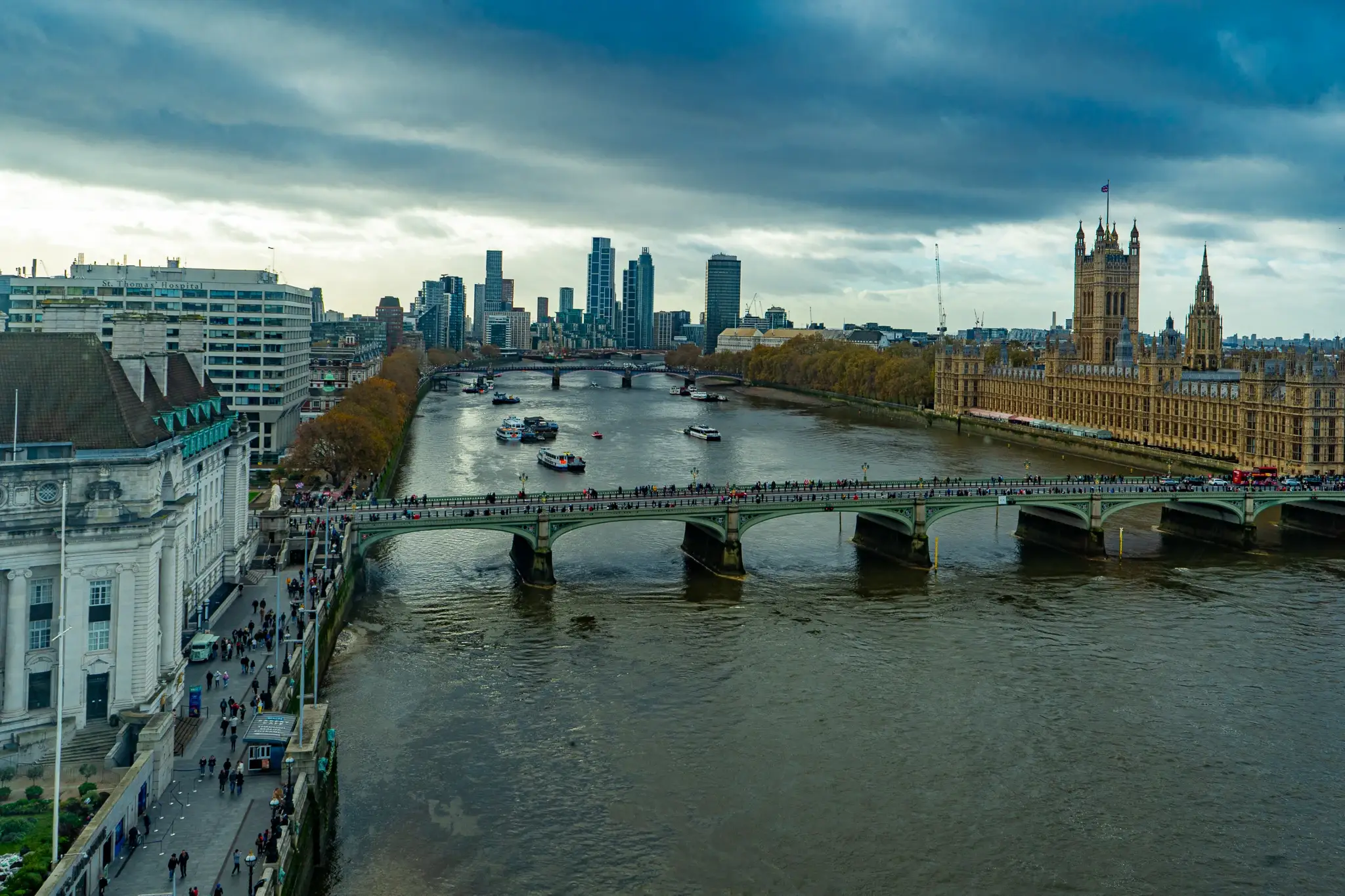 Tamiza i Westminster Bridge — panorama rzeki w centrum Londynu