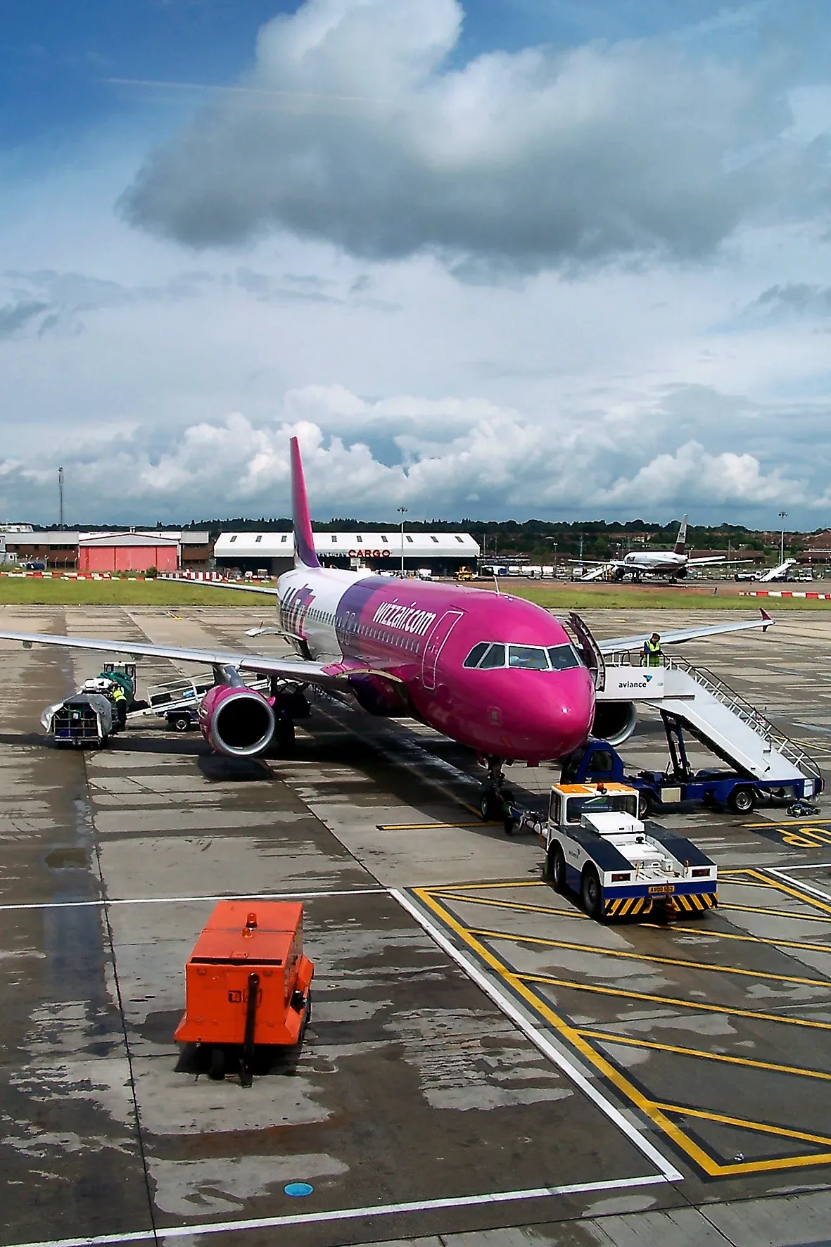 Samolot Wizz Air na płycie lotniska — lot do Londynu z Polski