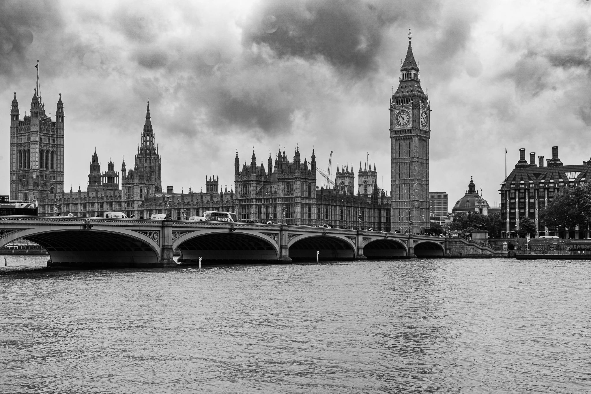 big-ben-i-westminster-znad-tamizy
