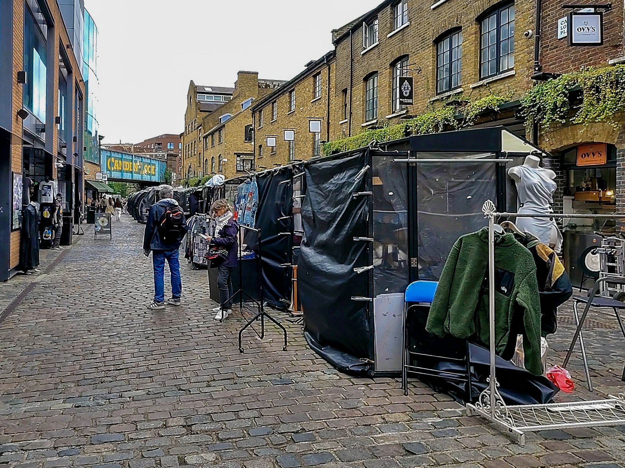 Ulica handlowa z butikami na Camden Market w Londynie