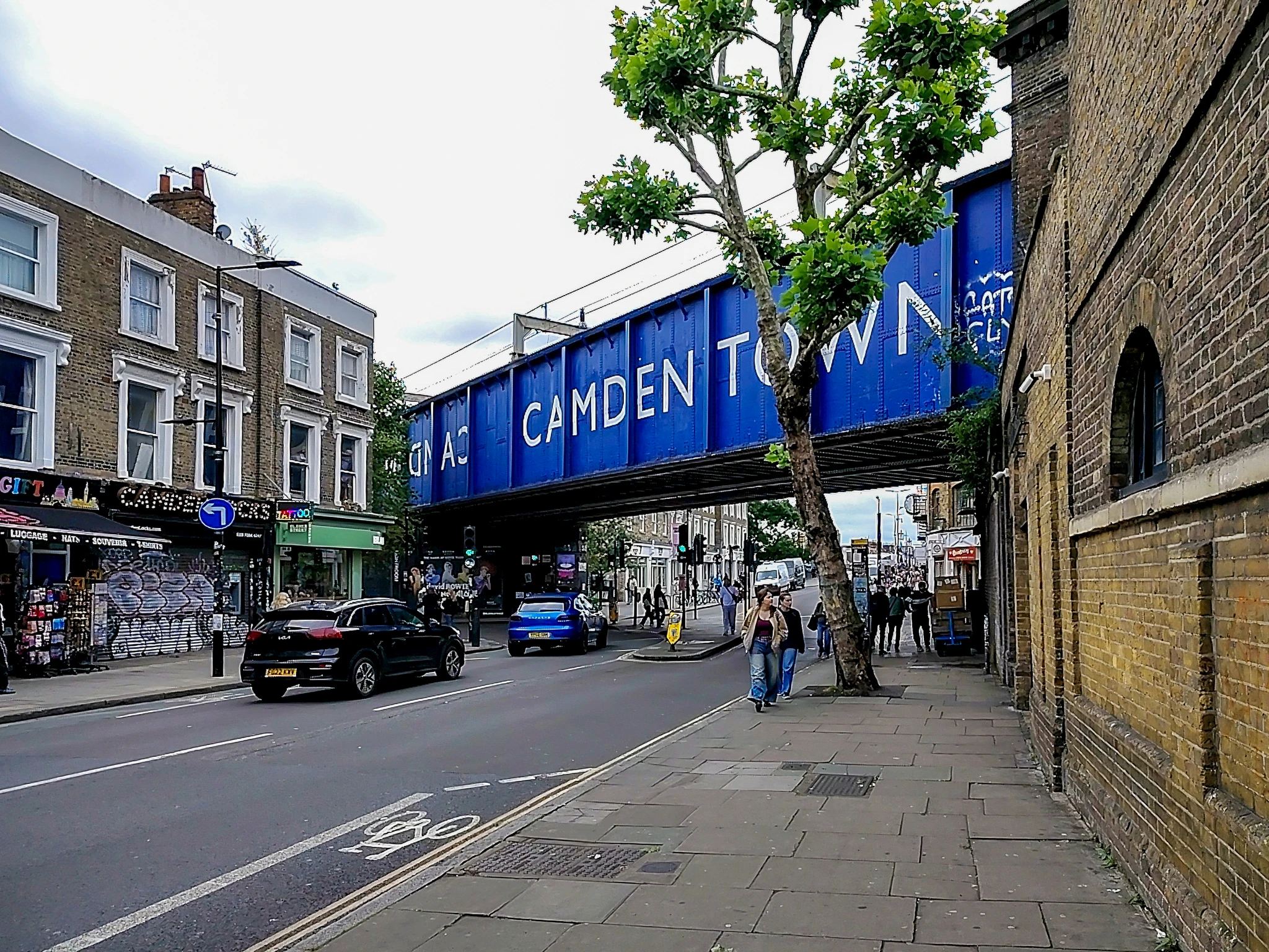 Niebieski most Camden Town nad ulicą w Londynie