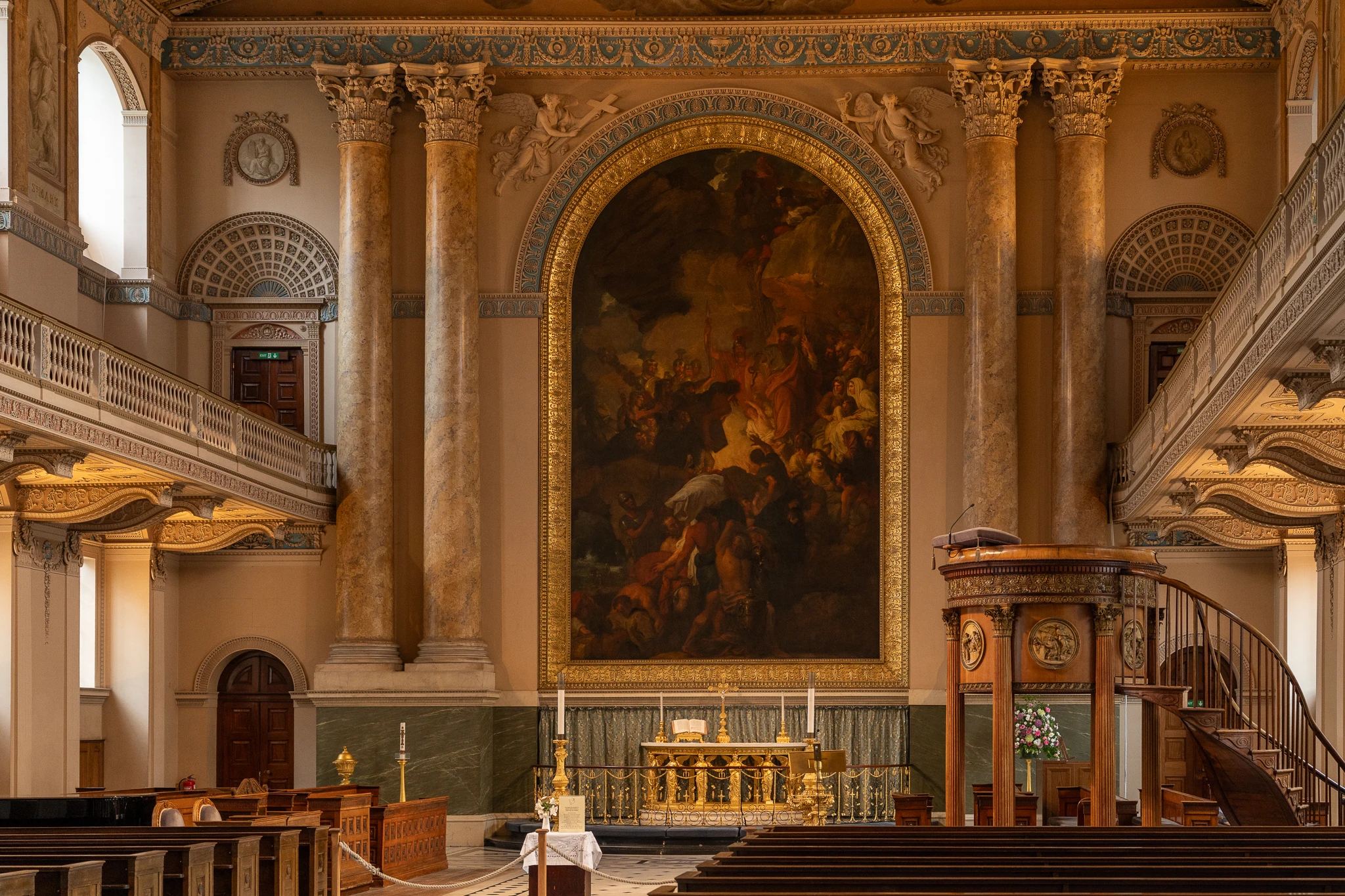 Kamienny korytarz z arkadami znajdujący się w zabytkowym kompleksie Old Royal Naval College w Greenwich.