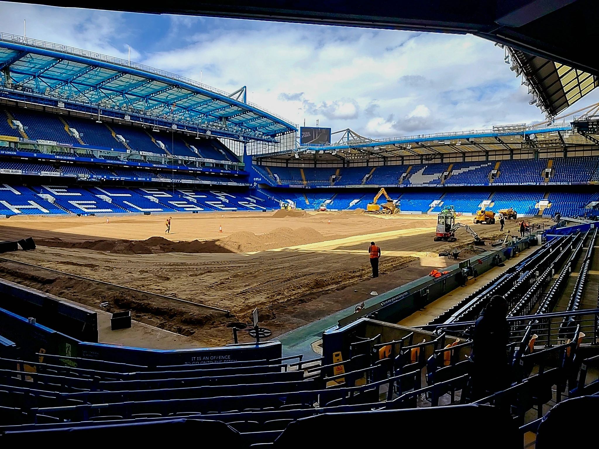 panorama-stamford-bridge-prace-na-murawie