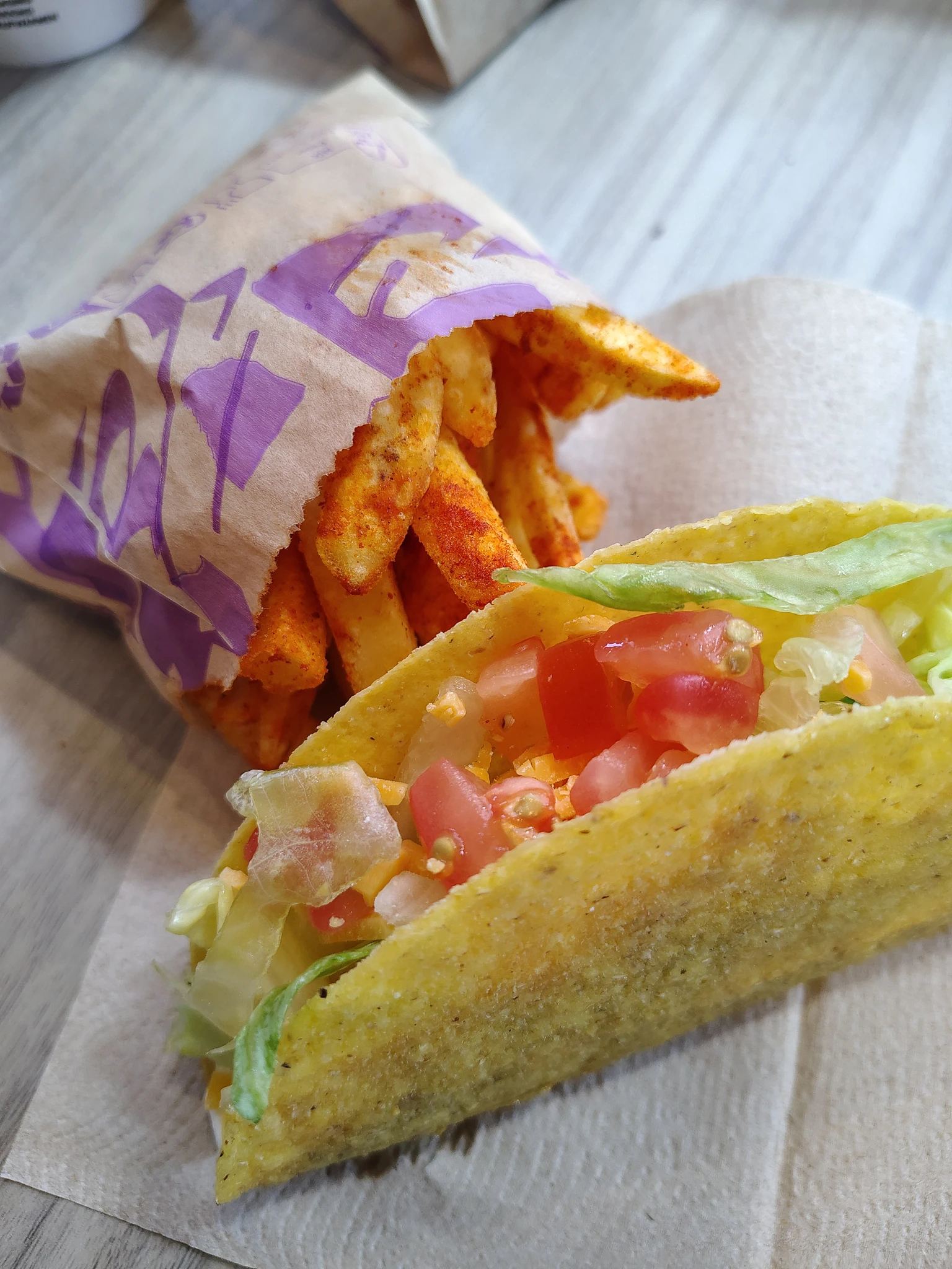 Taco z frytkami podane w restauracji Taco Bell