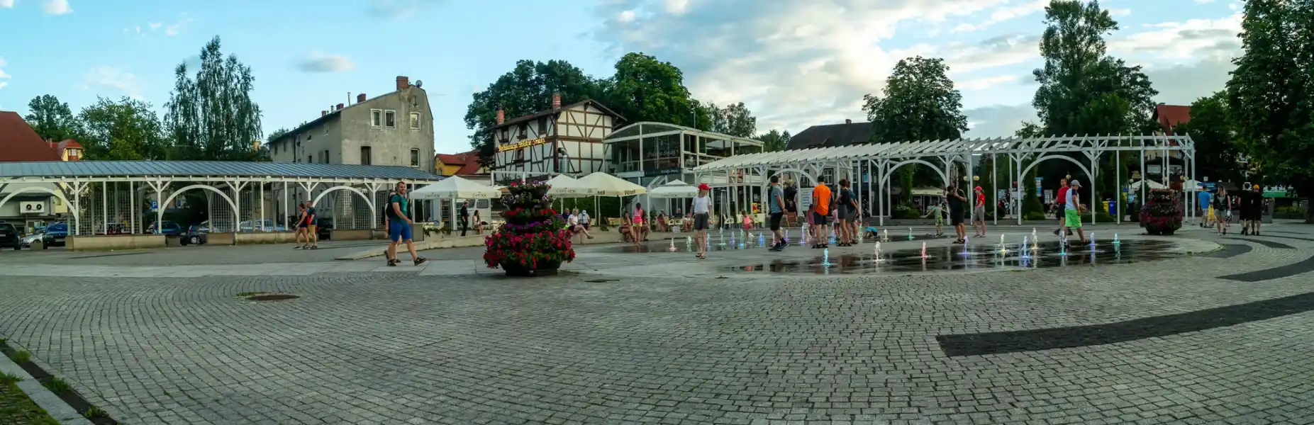 polanica zdroj rynek fontanna ludzie