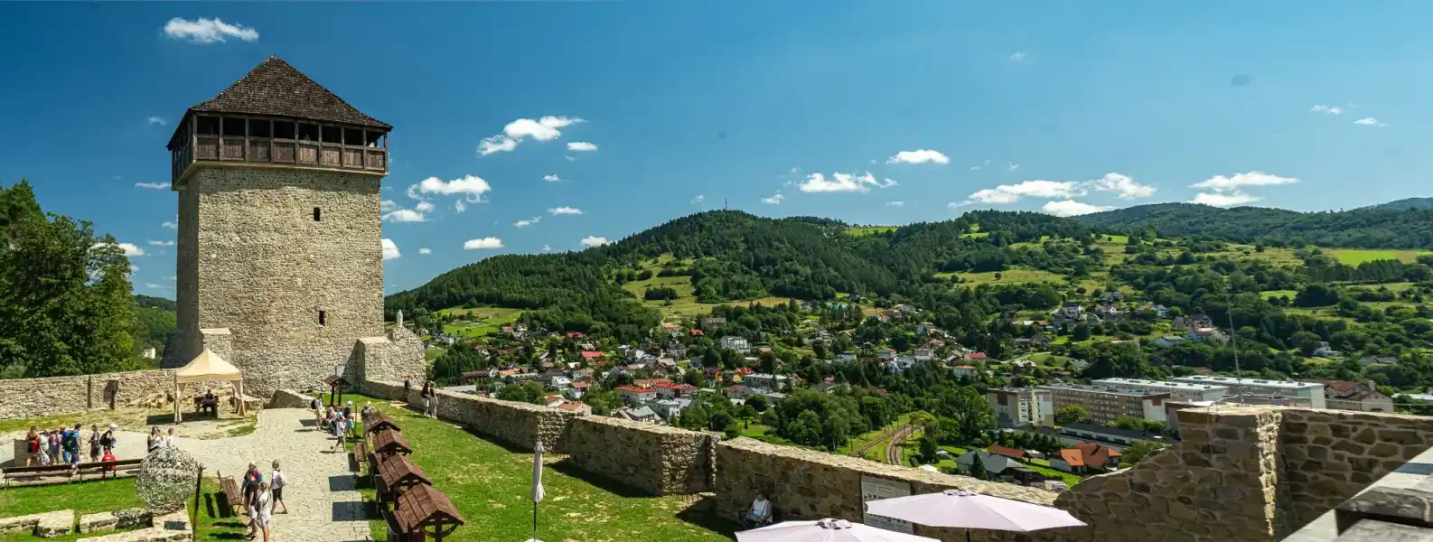 Atrakcja Muszyny zamek panorama dziedzinca