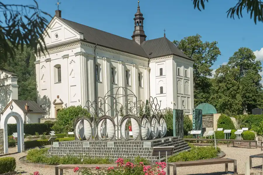 Ogrody biblijne Muszyna kosciol i instalacja ogrodowa
