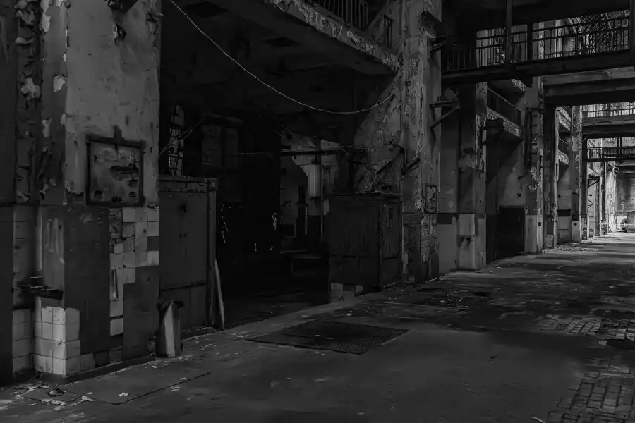 D ugi korytarz w opuszczonej hali industrialnej elektrociep owni