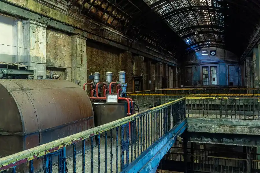 Galeria techniczna i ruroci gi w industrialnej hali elektrociep owni EC Szombierki