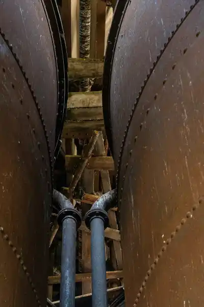 Instalacja rurowa mi dzy zbiornikami w industrialnym wn trzu