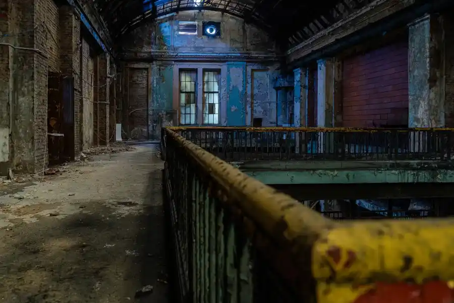 Korytarz i galerie w opuszczonej hali industrialnej elektrociep owni EC Szombierki
