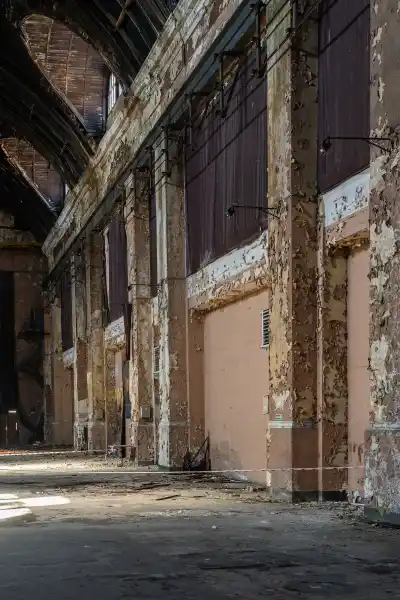 Rozleg a hala industrialna z betonowymi filarami elektrociep owni