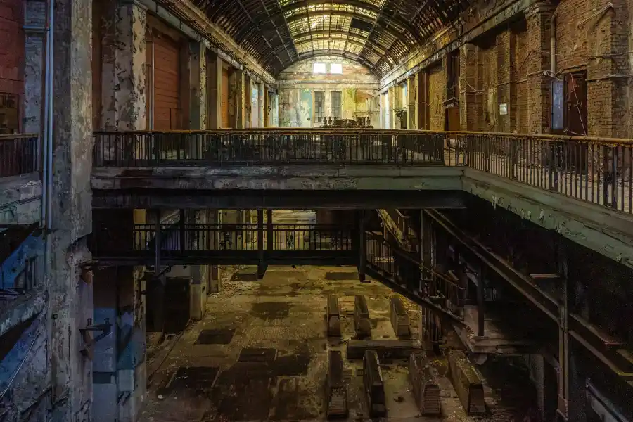 Symetryczne wn trze industrialne EC Szombierki z galeriami i wysokim dachem