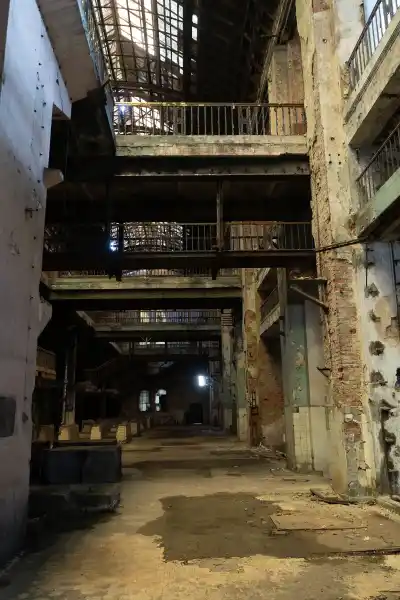 Wielokondygnacyjne wn trze industrialne dawnej elektrociep owni EC Szombierki