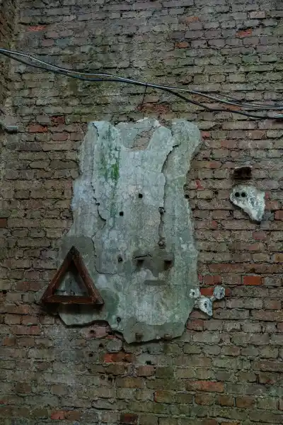 Zabytkowa tablica sterownicza z analogowymi miernikami w industrialnym wn trzu EC Szombierki