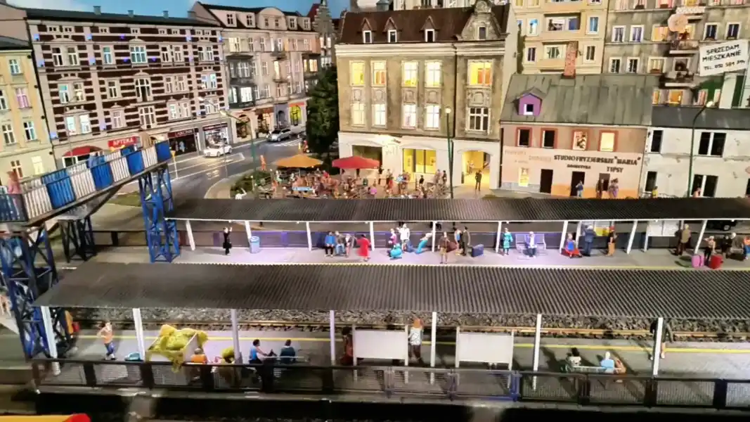 Kolejkowo Gliwice peron kolejowy i kamienice