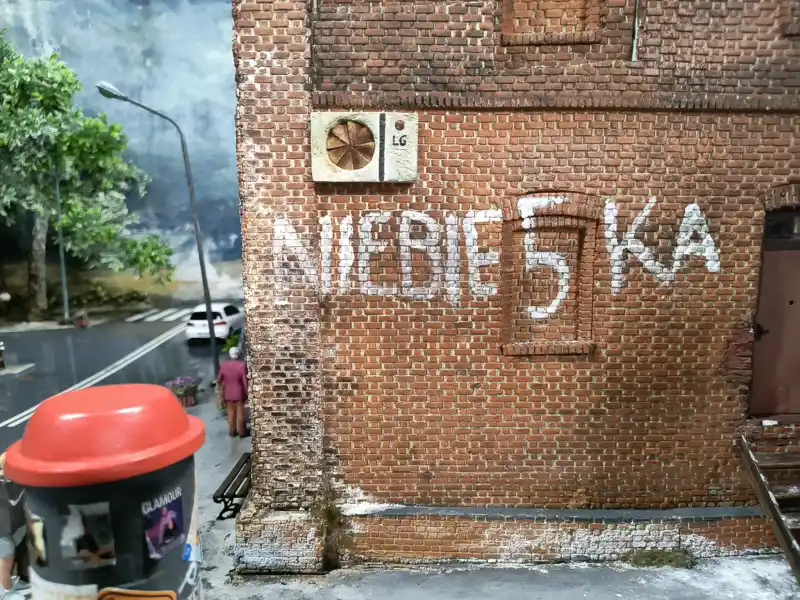 Kolejkowo Gliwice postac na kominie