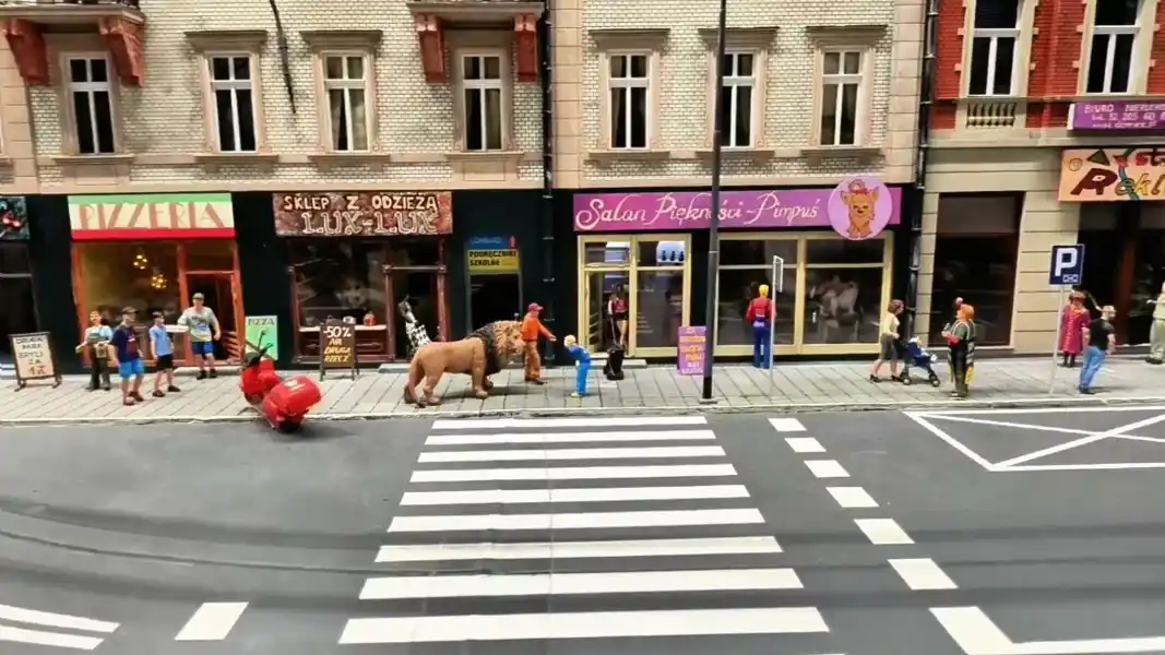 Ulica handlowa z lwem   scena z makiety miasta