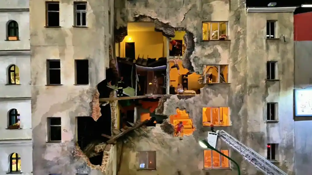 Zniszczona kamienica   realistyczna scena ratunkowa