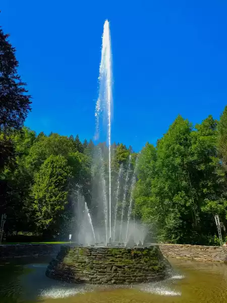 Duszniki zdroj kolorowa fontanna 049