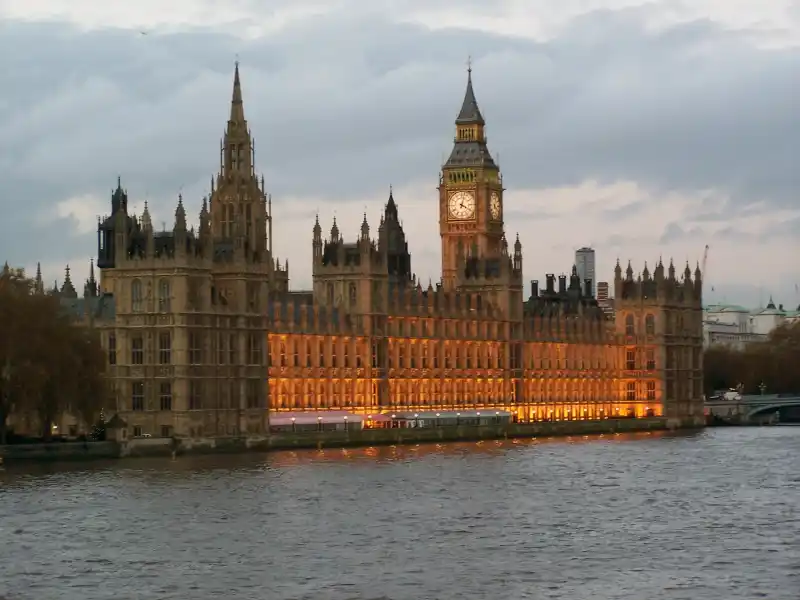 big ben parlament londyn iluminacja zmierzch