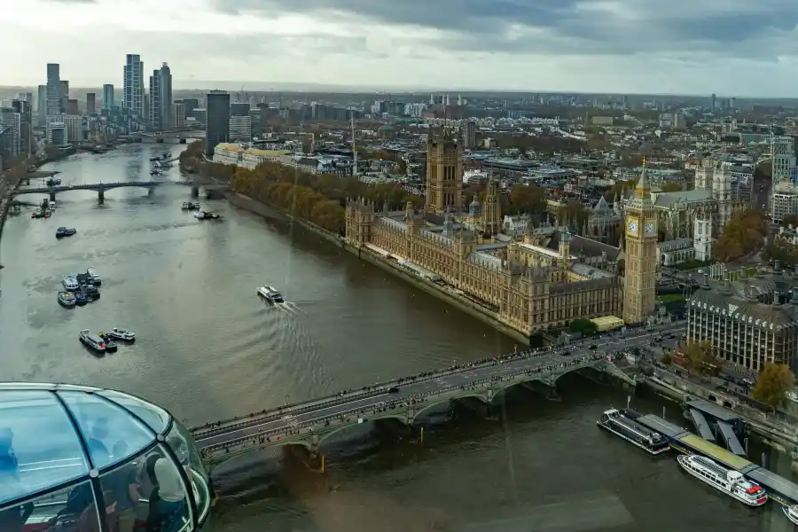 big ben parlament tamiza z london eye jesien