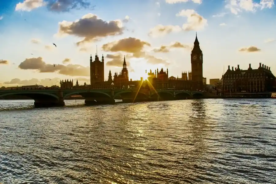 big ben tamiza zachod slonca londyn