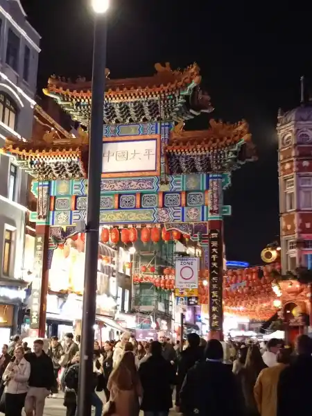 chinatown londyn brama noc latarnie