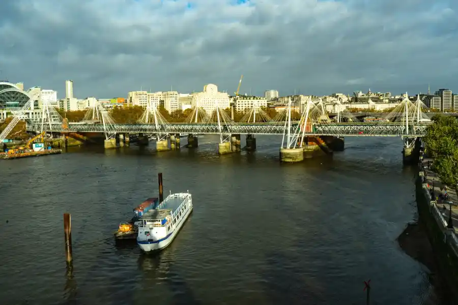 hungerford bridge statek tamiza londyn