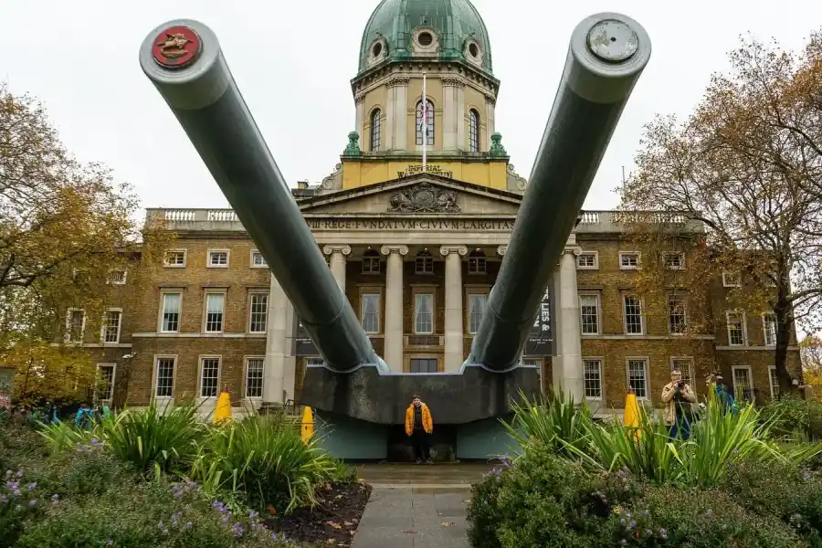 imperial war museum ekspozycja wnetrze londyn