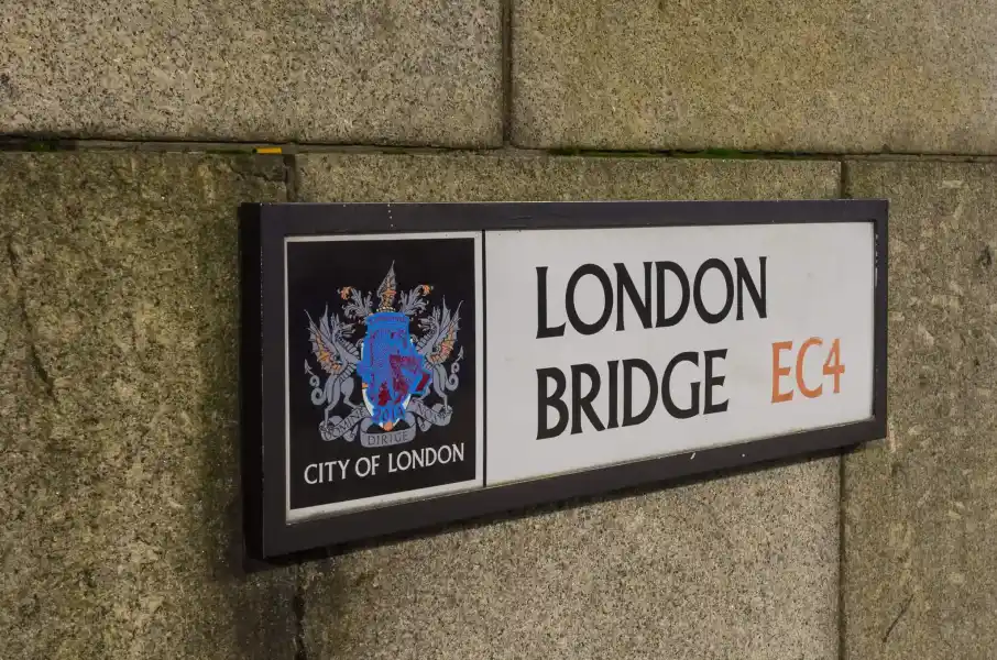 london bridge ec4 street sign city of london