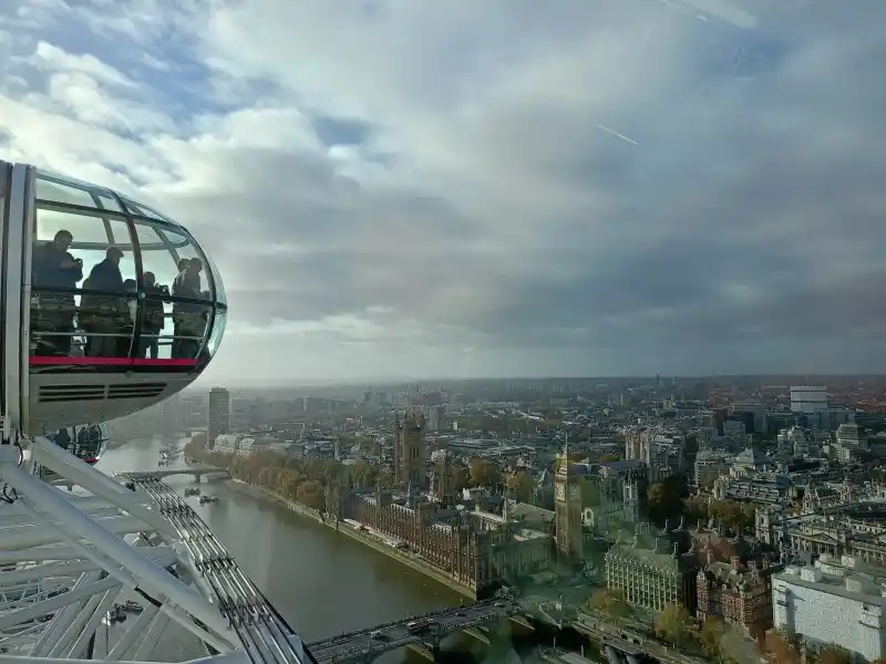 london eye kapsua widok parlament big ben
