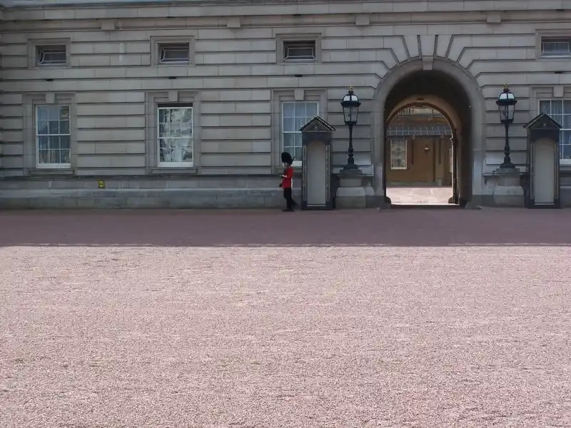 palac buckingham gwardzista krolewski londyn