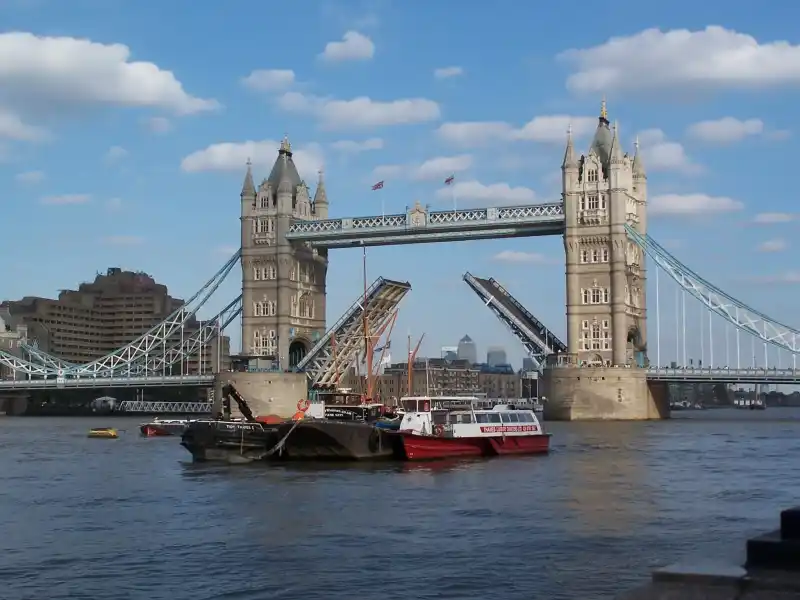 tower bridge otwarty bascule tamiza londyn