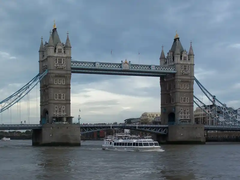 tower bridge pelny widok tamiza londyn