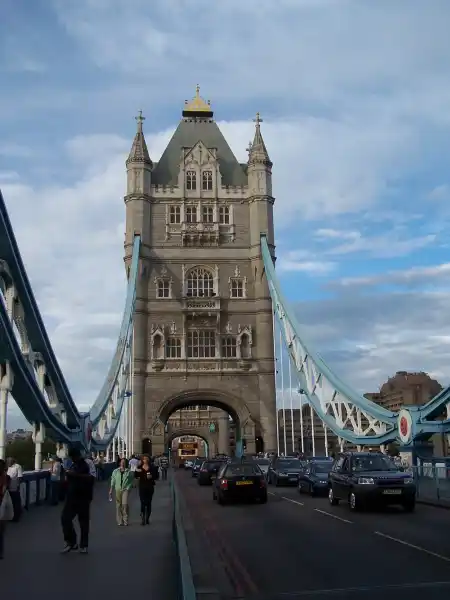 tower bridge z bliska gotycka wieza