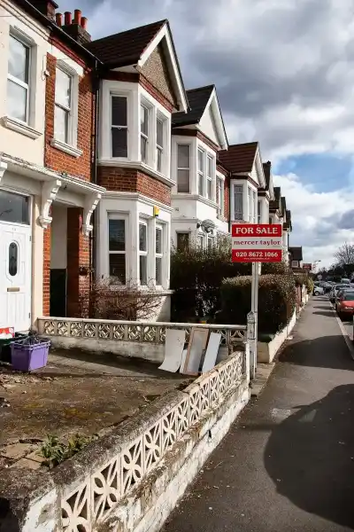 typowa architektura londynu szeregowce cegla