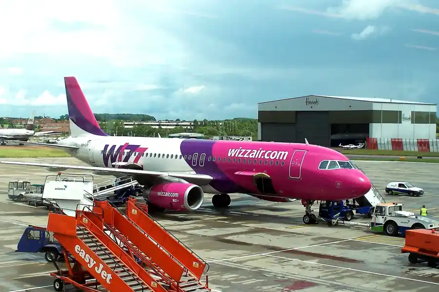 wizz air samolot lotnisko luton londyn