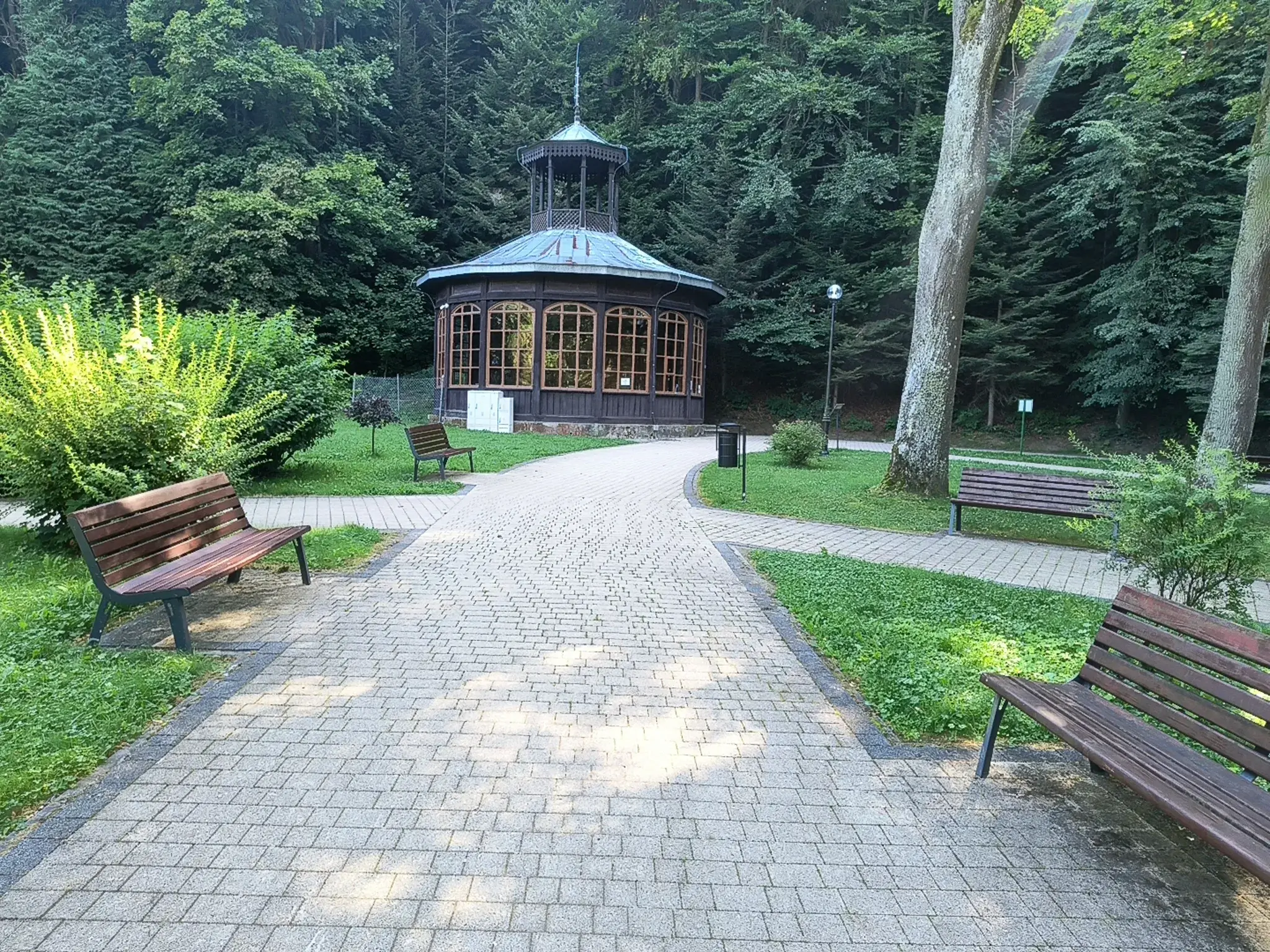 Park Słotwiński i Pijalnia Słotwinka Park Słotwiński w Krynicy Zdroju z drewnianym budynkiem pijalni Słotwinka