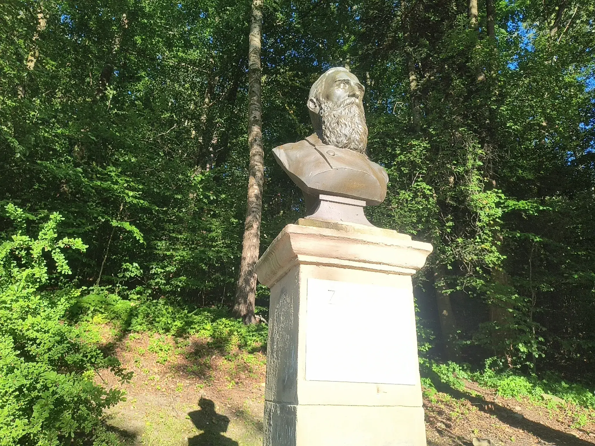 Romantyczna Ławeczka Kraszewskiego Kamienna ławeczka z popiersiem Józefa Ignacego Kraszewskiego w Krynicy na uboczu
