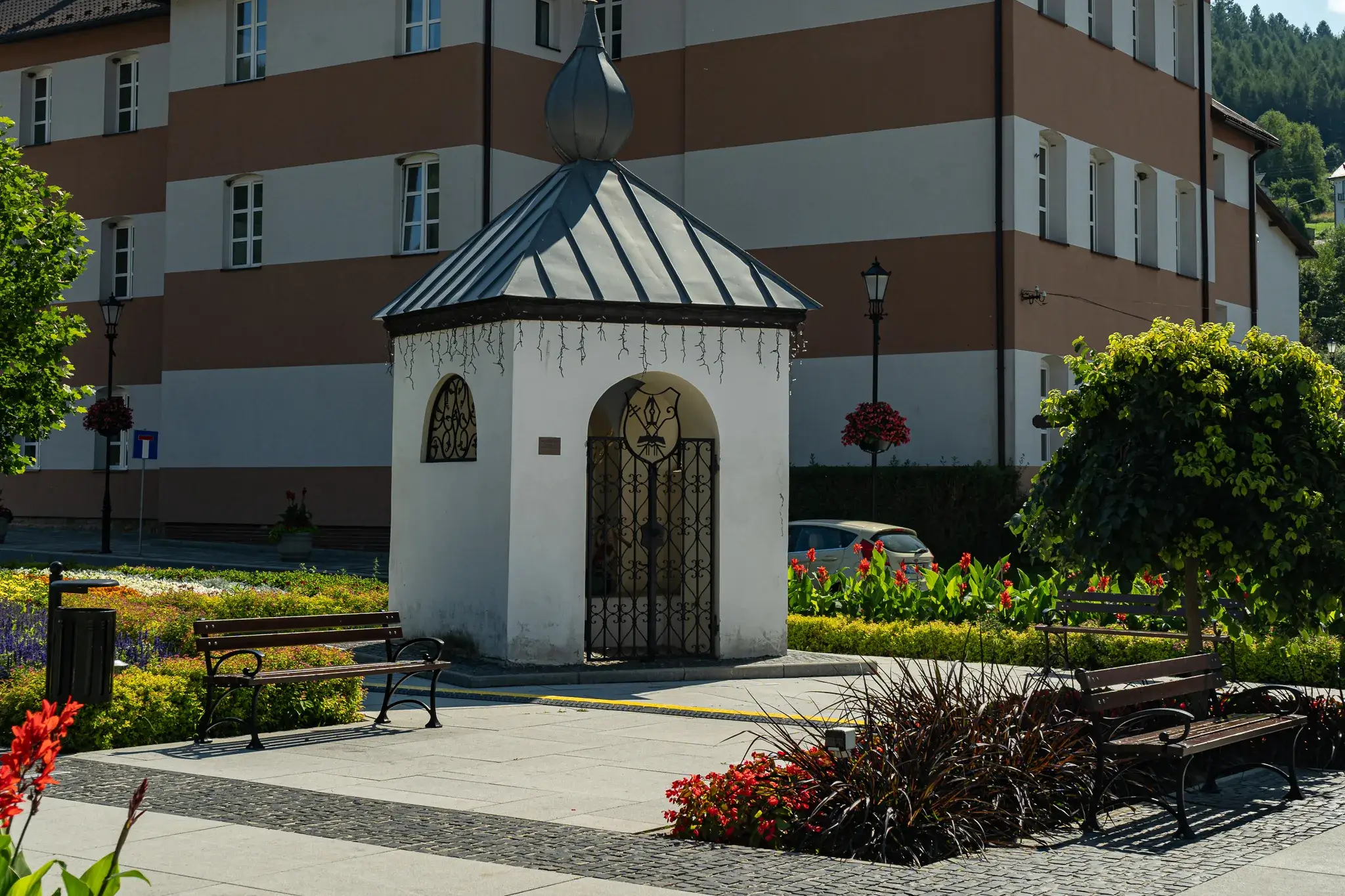 Muszyna rynek kapliczka i fontanna w centrum