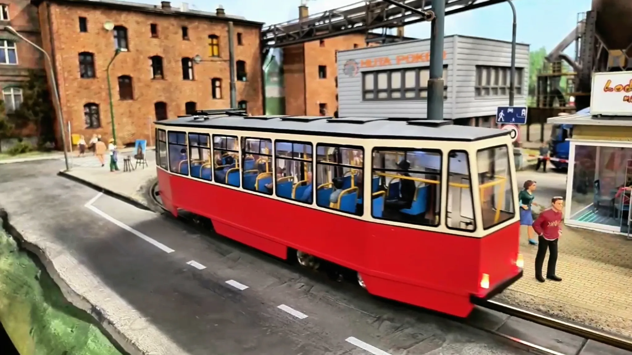 Kolejkowo Gliwice czerwony tramwaj w scenerii miejskiej