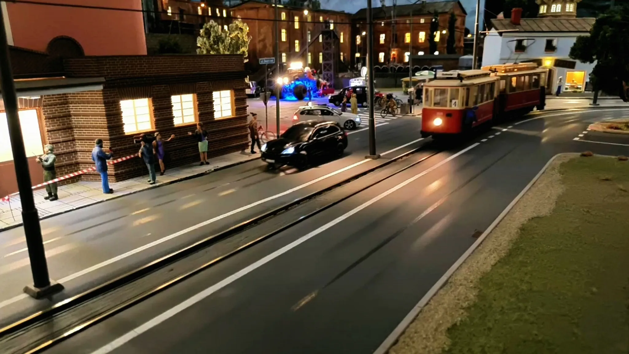 Kolejkowo Gliwice nocna scena z tramwajem